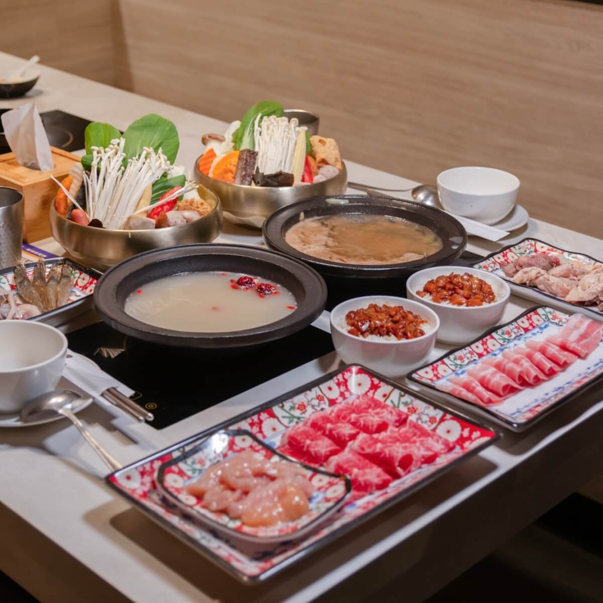 芡芳石頭火鍋的環境簡單舒適,可選擇共鍋大桌或個人鍋