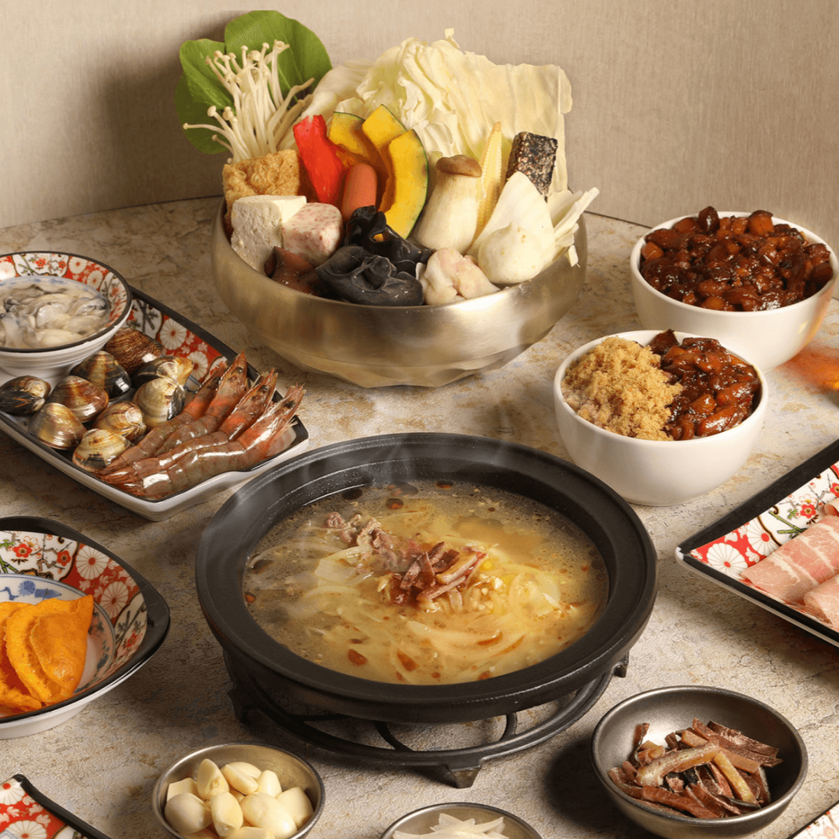 芡芳石頭火鍋湯底醇厚、食材新鮮,滿足好吃火鍋的兩大元素