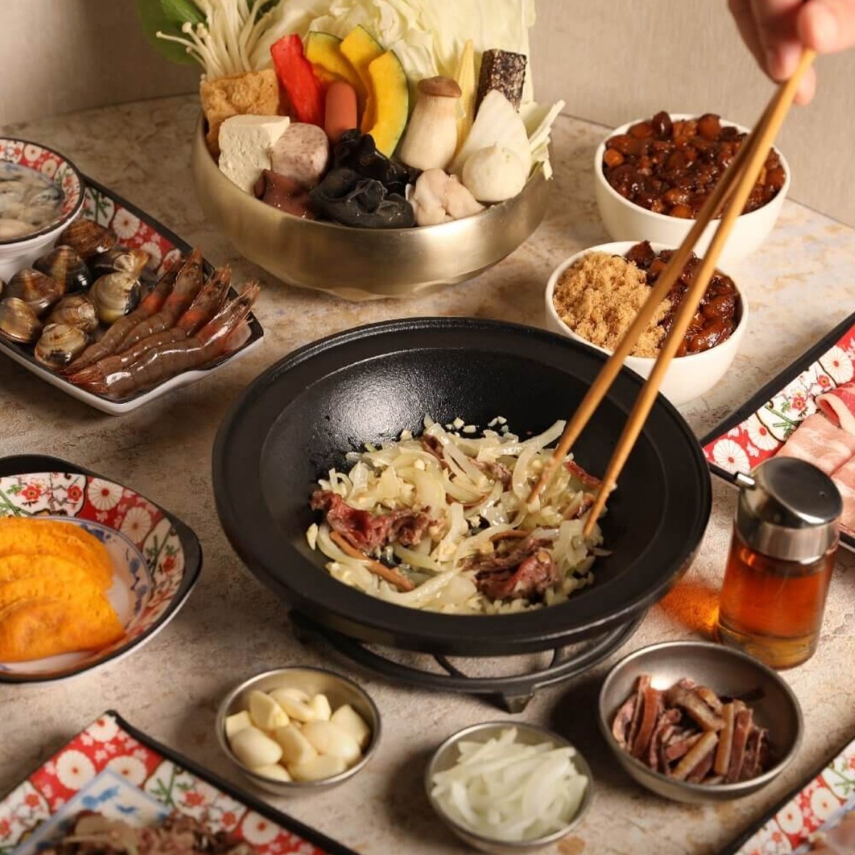 芡芳石頭火鍋主打湯底現場爆香「芡香」