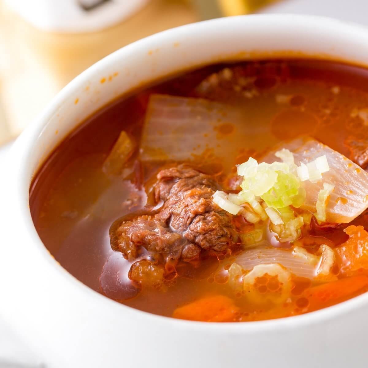 除了牛排豬排等排餐之外,赤鬼牛排隨餐附贈的羅宋湯也很美味