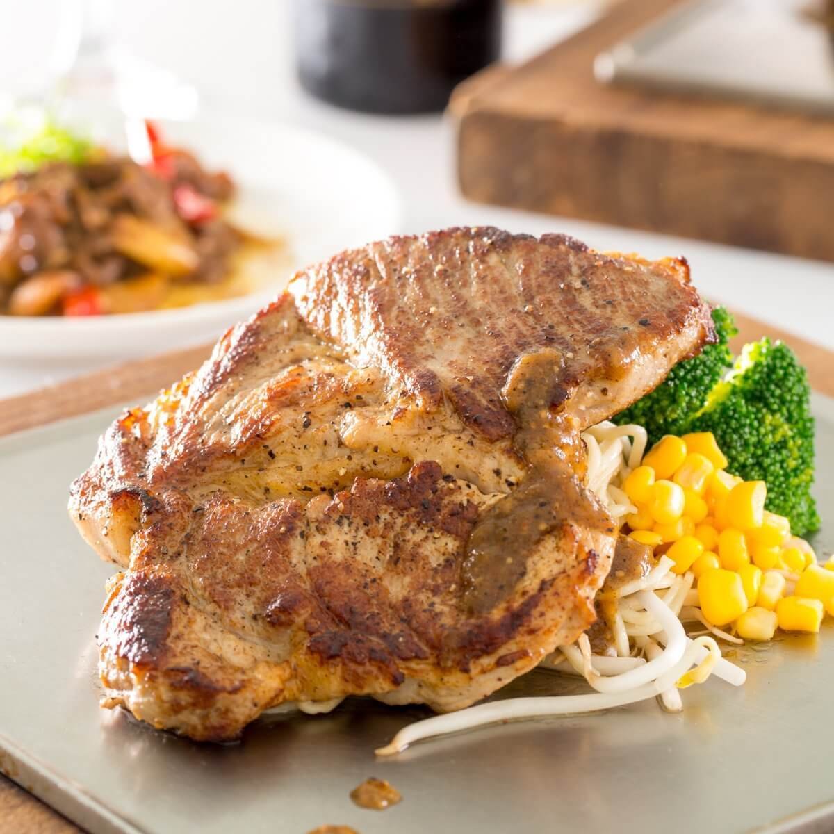 赤鬼牛排是台中熱門平價牛排館首選