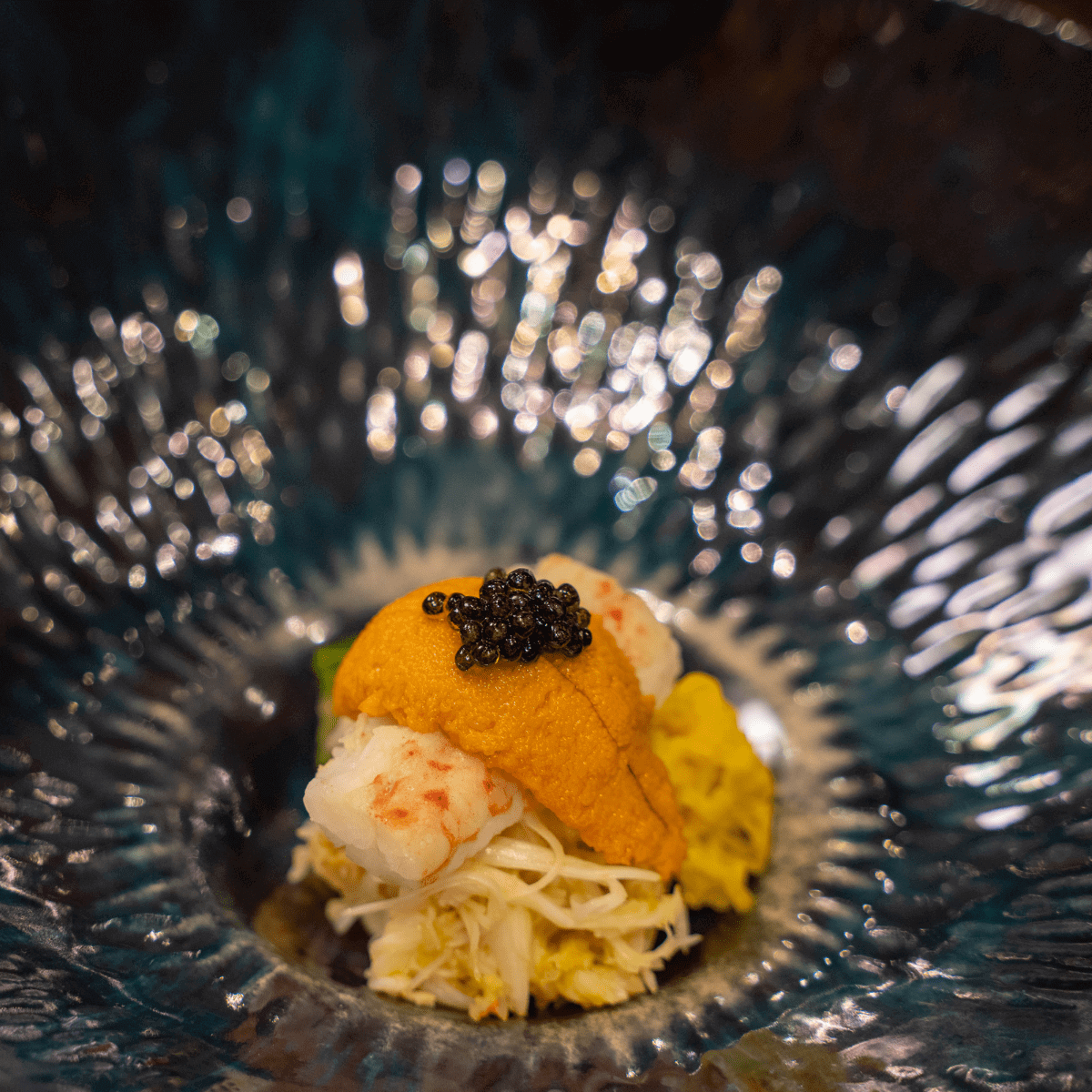 銀座 Sushi OJIMA我們捨棄固定菜單，由主廚根據每日最鮮漁獲，為賓客定製專屬壽司套餐。