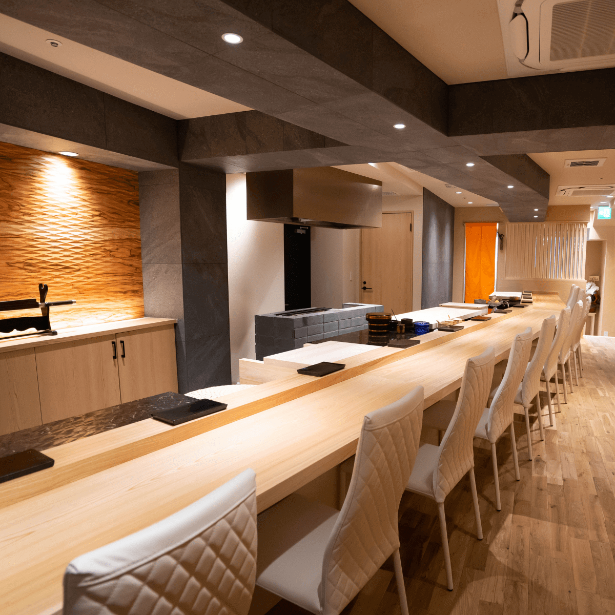 銀座 Sushi OJIMA藉由 8 樓的絕佳地理位置，成功隔絕都市塵囂，營造出優雅而私密的用餐空間。