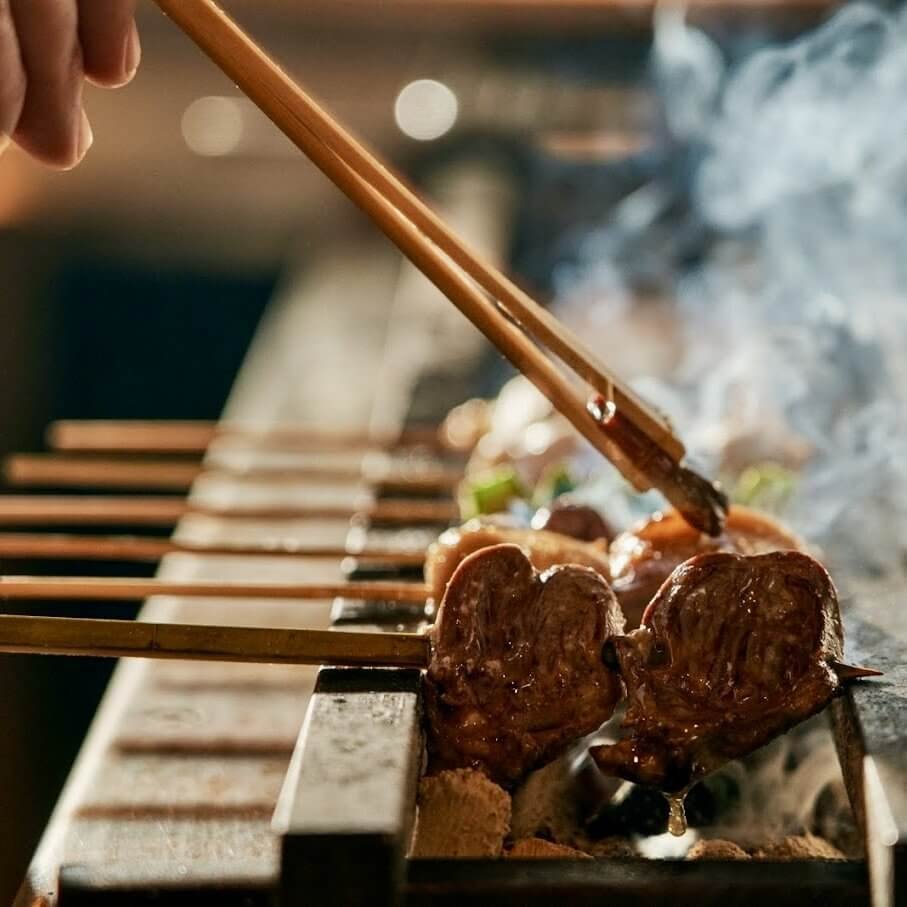 雞肉料理居酒屋｜代代木 鳥松經驗與火候的完美對話。 精選優質地雞搭配主廚獨特烤法，我們對每一個烹飪細節的極致追求，只為確保呈現在您面前的每一串燒鳥。