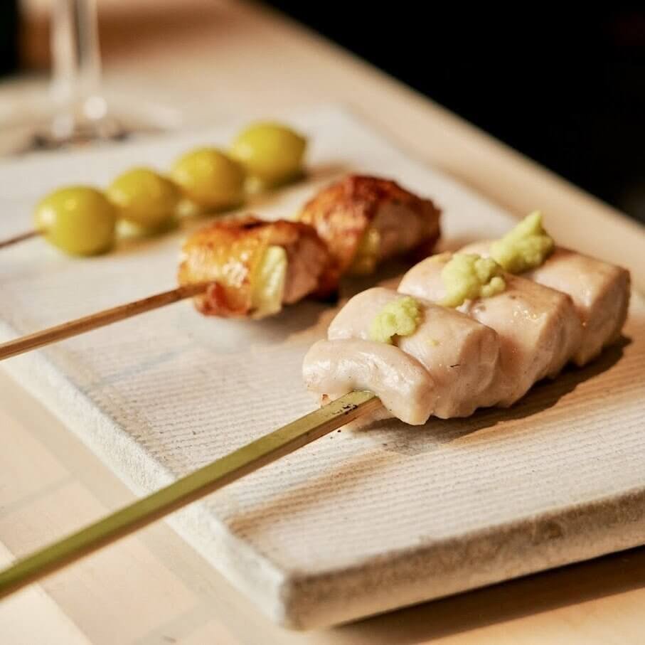 雞肉料理居酒屋｜代代木 鳥松嚴選高品質地雞，外層帶著迷人的焦香酥脆，內裡卻鎖住了飽滿的肉汁。