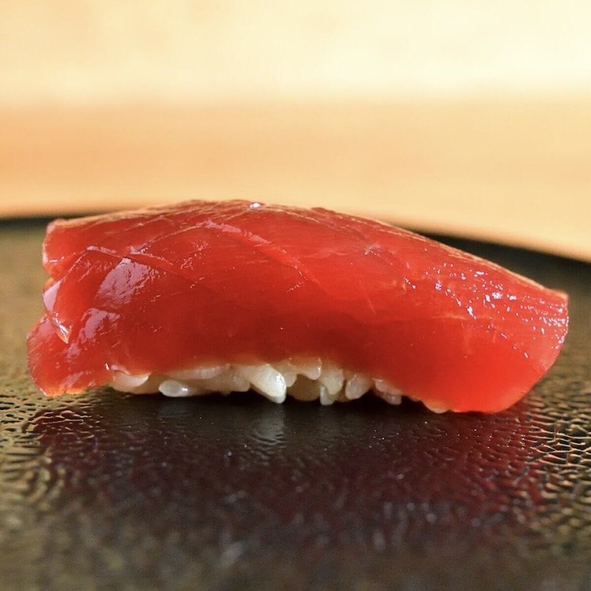 鮨 Rikaku 頂級壽司：店內也提供附餐酒搭配的 Omakase套餐，讓壽司的鮮美與酒品的香醇完美融合，為味蕾帶來豐富的層次感。