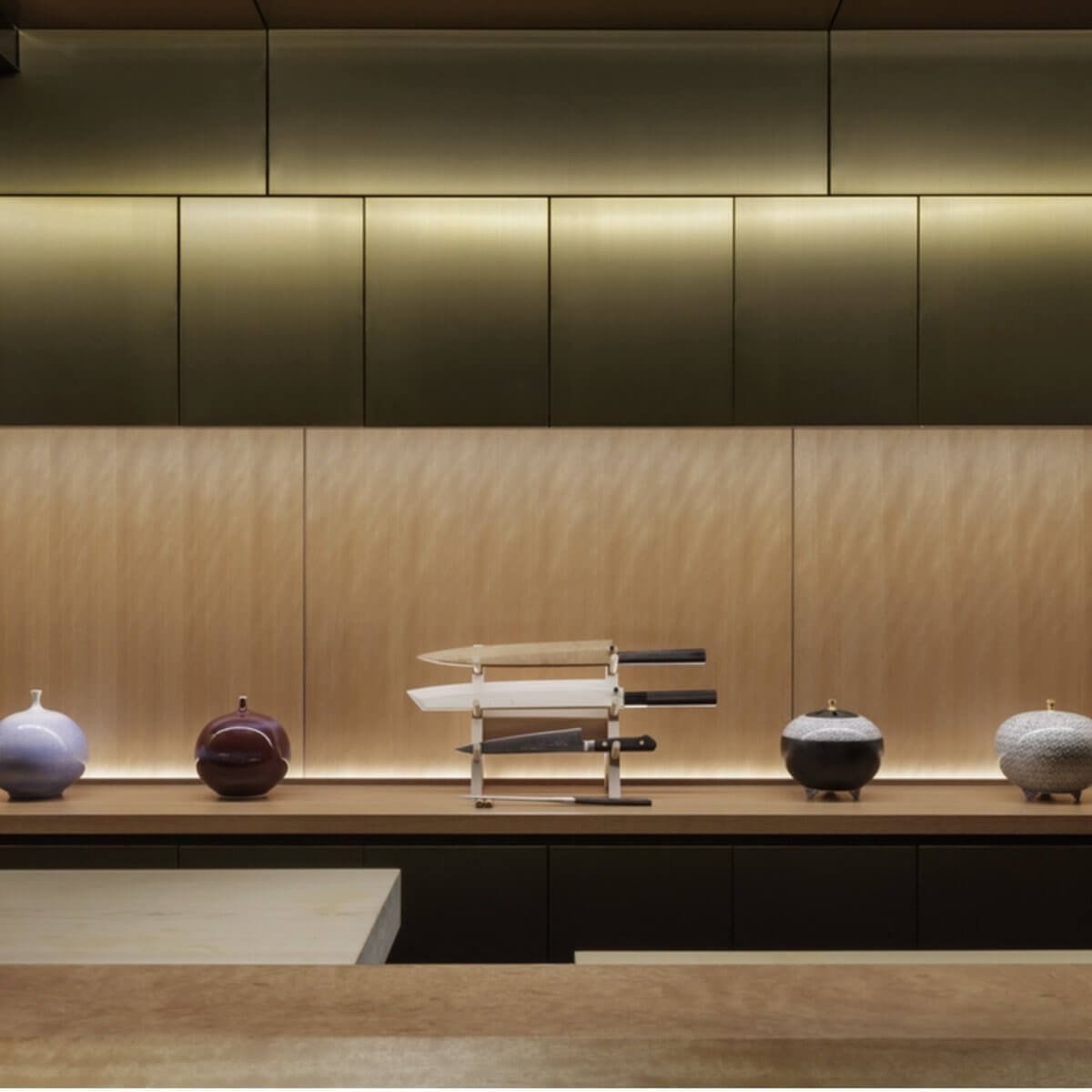 鮨 Rikaku 頂級壽司：坐落於東京都港區東麻布，這一區以其高雅的氛圍和眾多精緻餐廳而聞名。