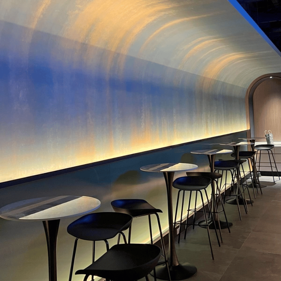 台北東區 ADDICT 沉癮餐酒館室內環境,獨特的藍色海洋系圓弧天花板設計與高腳座席,營造沉浸式科幻與潮流酒吧氛圍