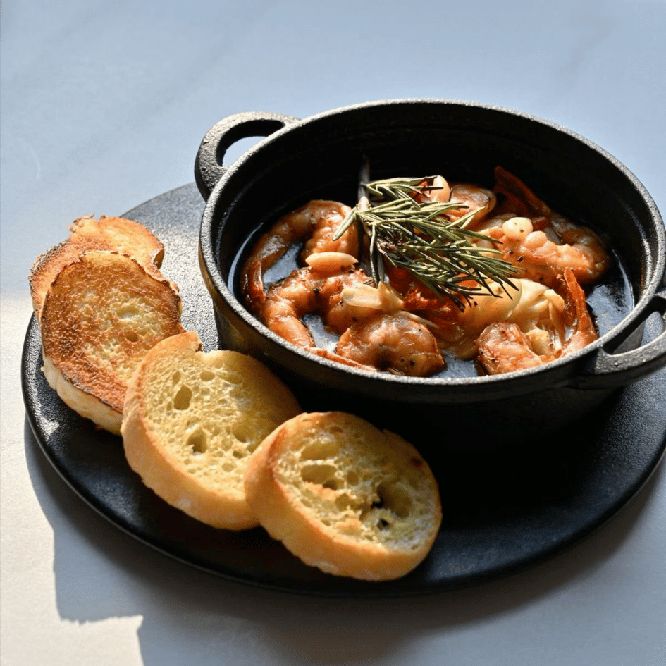 ADDICT 沉癮餐酒館下酒餐點,蒜香橄欖油蝦搭配金黃酥脆的烤麵包片,呈現道地歐式餐酒美食饗宴