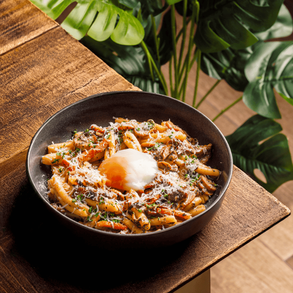 Flare Taipei 精緻義大利麵料理,濃郁奶油醬汁搭配半熟溫泉蛋與松露片擺盤,展現信義區餐酒館的高水準法義式美食