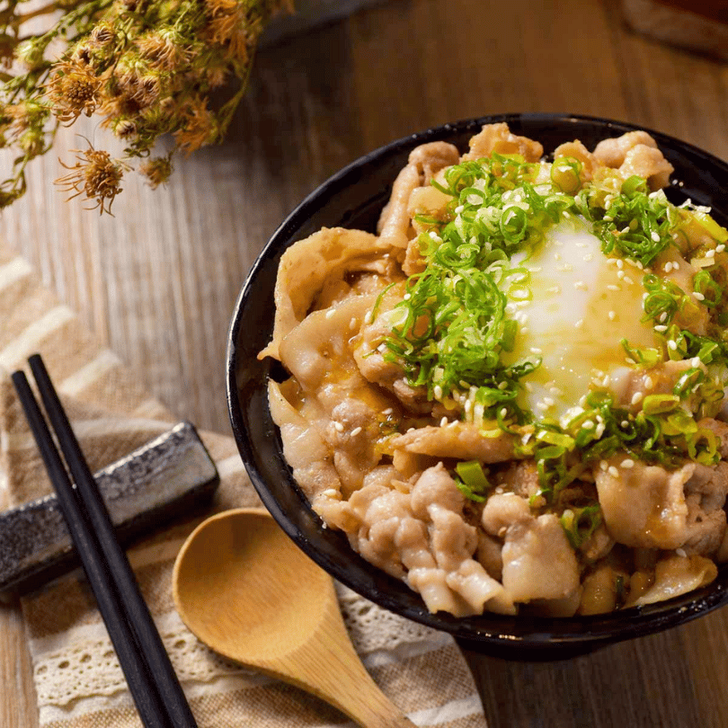 GYUU NIKU ステーキ專門店經典牛肉丼飯,鋪滿嫩煎牛肉片並搭配半熟溫泉蛋與新鮮蔥花,台北必吃日式牛肉丼料理推薦