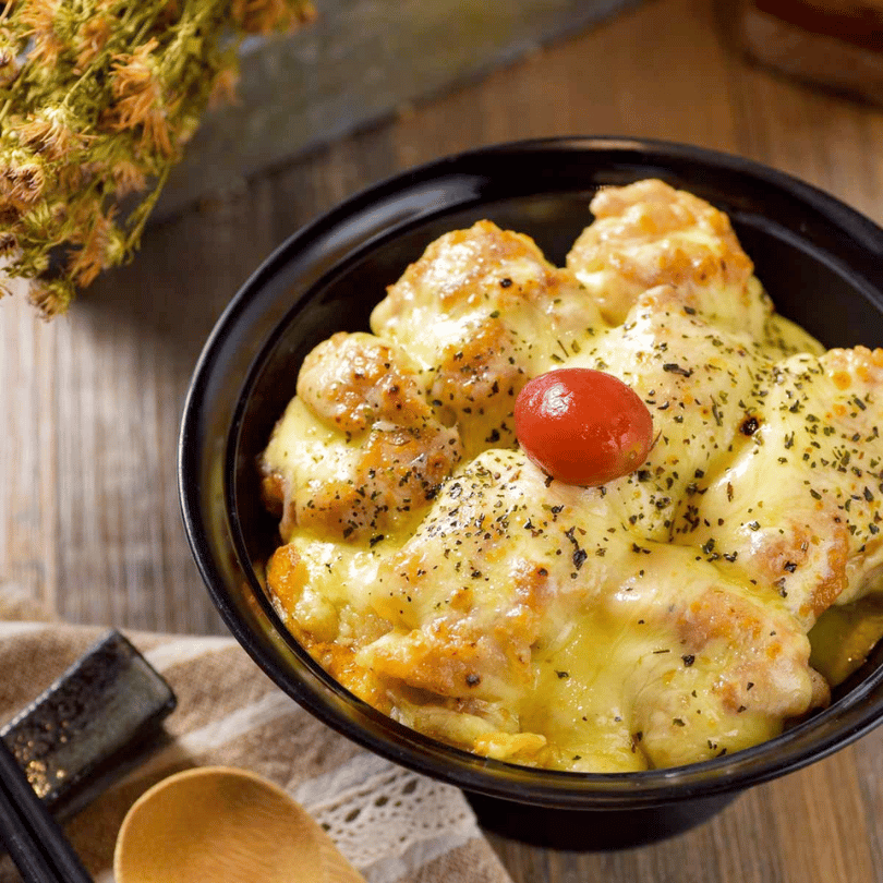 GYUU NIKU ステーキ專門店創意焗烤餐點,金黃誘人的厚實起司覆蓋於鮮嫩肉品上,展現日式餐飲與西方食材結合的精緻美味