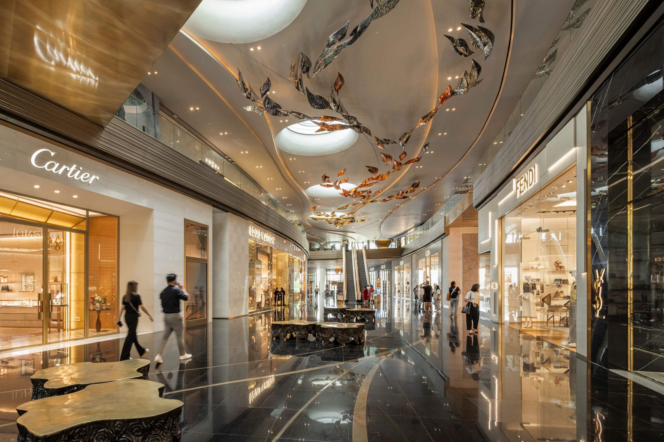 ICONSIAM 奢華精品區走廊，進駐 Cartier、Fendi 與 LV 等國際名牌旗艦店