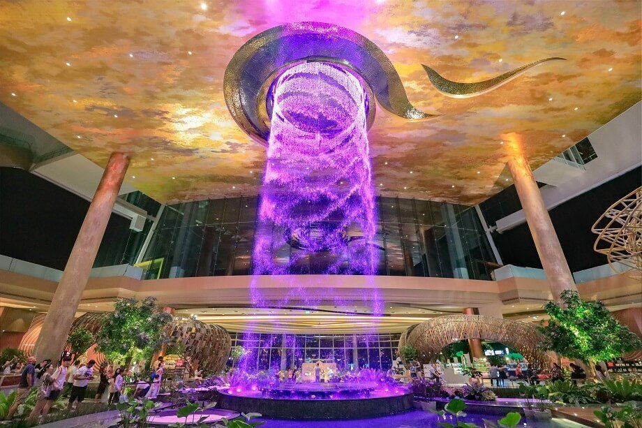 ICONSIAM 6樓 Alangkarn 區域著名的室內聲光瀑布造景