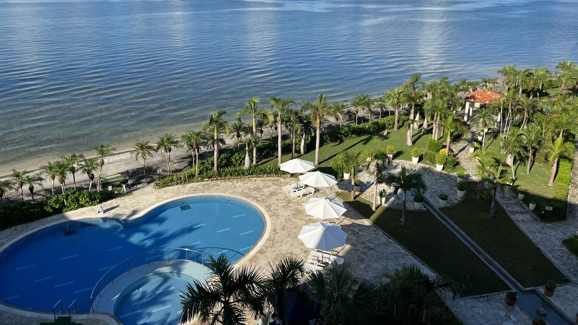 石垣島海景飯店飯店景觀，附設露天泳池與充滿南國風情的棕櫚樹。