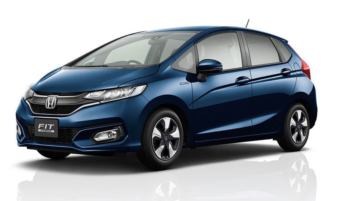 石垣島自由行包車推薦，適合小家庭旅遊的藍色 Honda Fit 五人座車款。