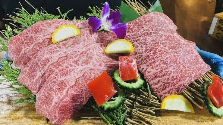 頂級石垣牛冷藏生肉，油花分布均勻的沖繩在地和牛。