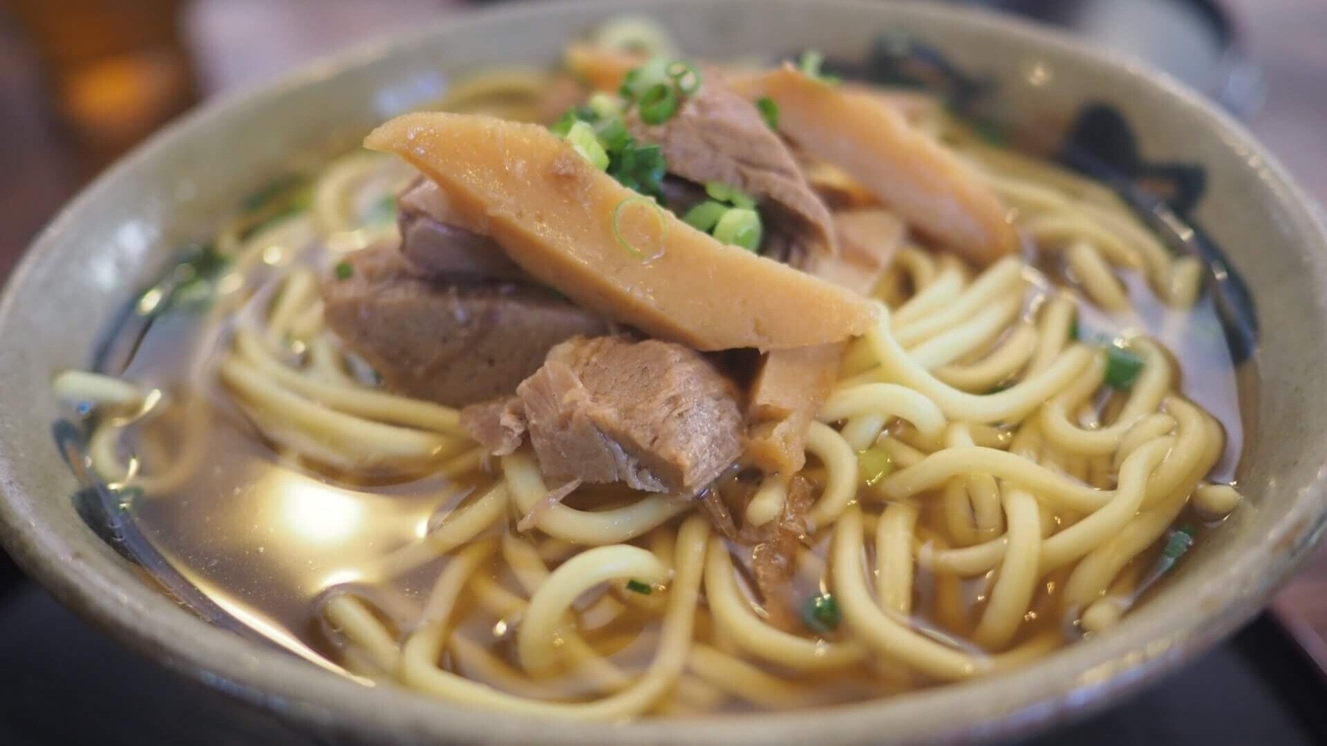 沖繩石垣島特色美食：八重山麵（Yaeyama Soba）搭配滷肉與魚板。