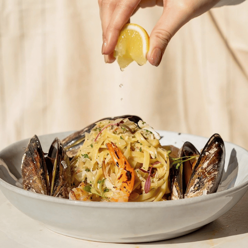 Joiny Taipei 招台北餐酒館主廚特製海鮮義大利麵,豐富淡菜與鮮蝦搭配擠壓新鮮檸檬汁提味,信義區推薦必吃義式料理美食