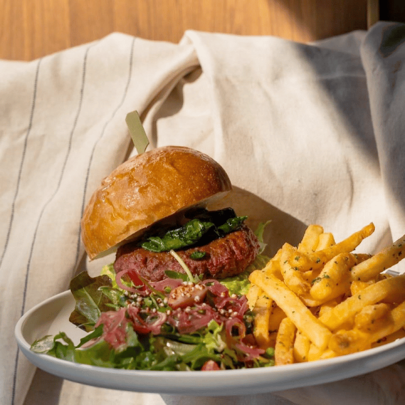 Joiny Taipei 招台北餐酒館經典牛肉漢堡餐點,搭配酥脆薯條與新鮮生菜沙拉,台北精緻餐酒館高品質晚餐與宵夜首選