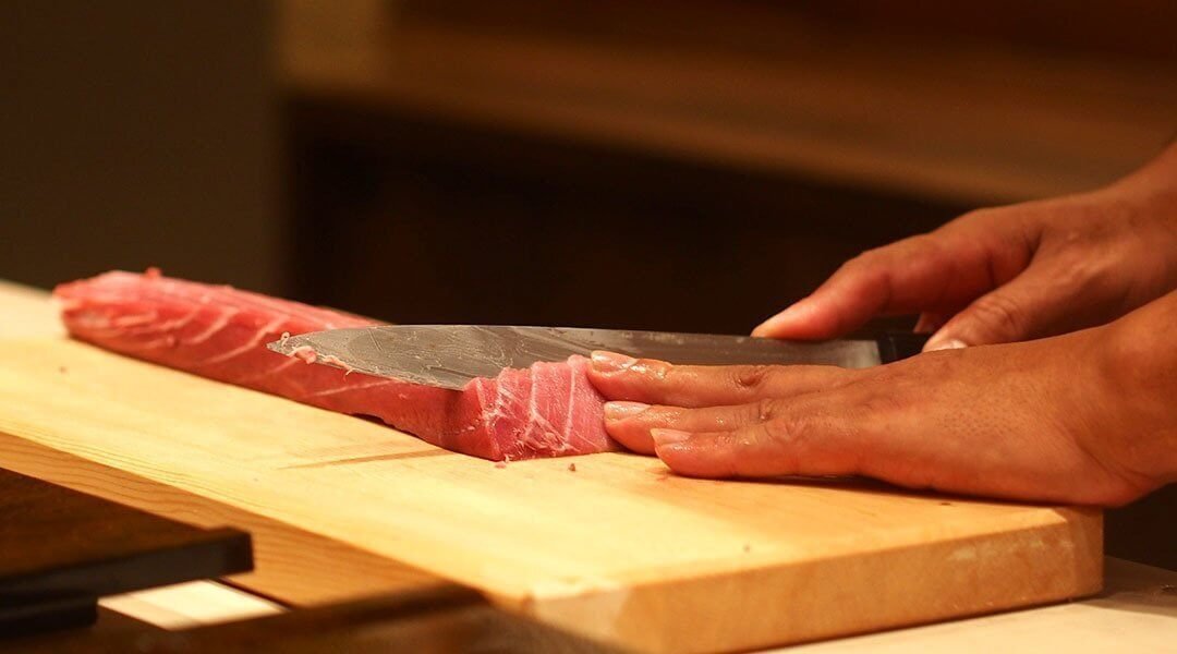 宮古島高級壽司餐廳推薦：職人現場切製新鮮鮪魚生魚片，入口即化的鮮甜口感。