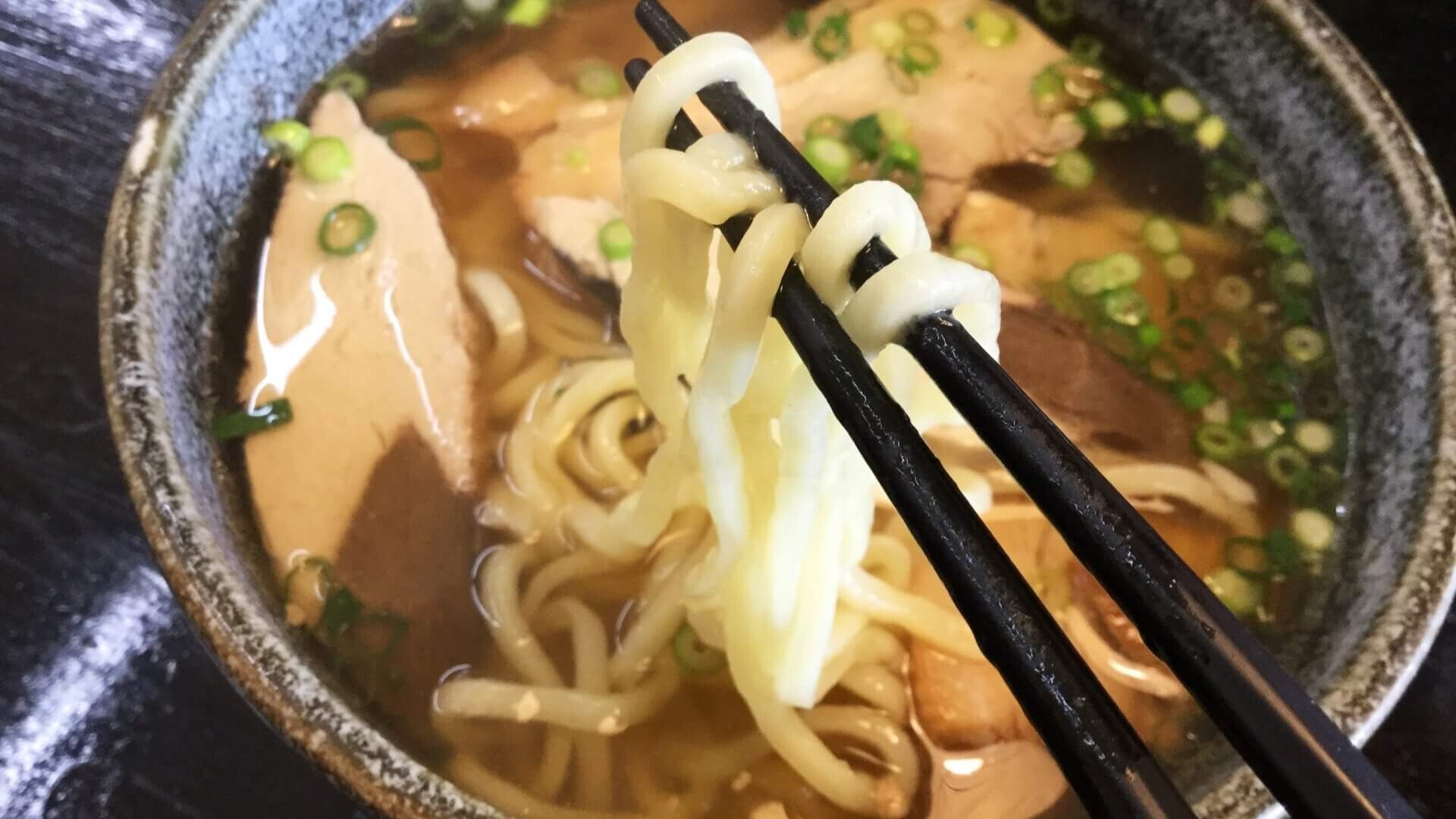 沖繩傳統美食：宮古島必點的宮古蕎麥麵，搭配Q彈麵條與道地湯頭。