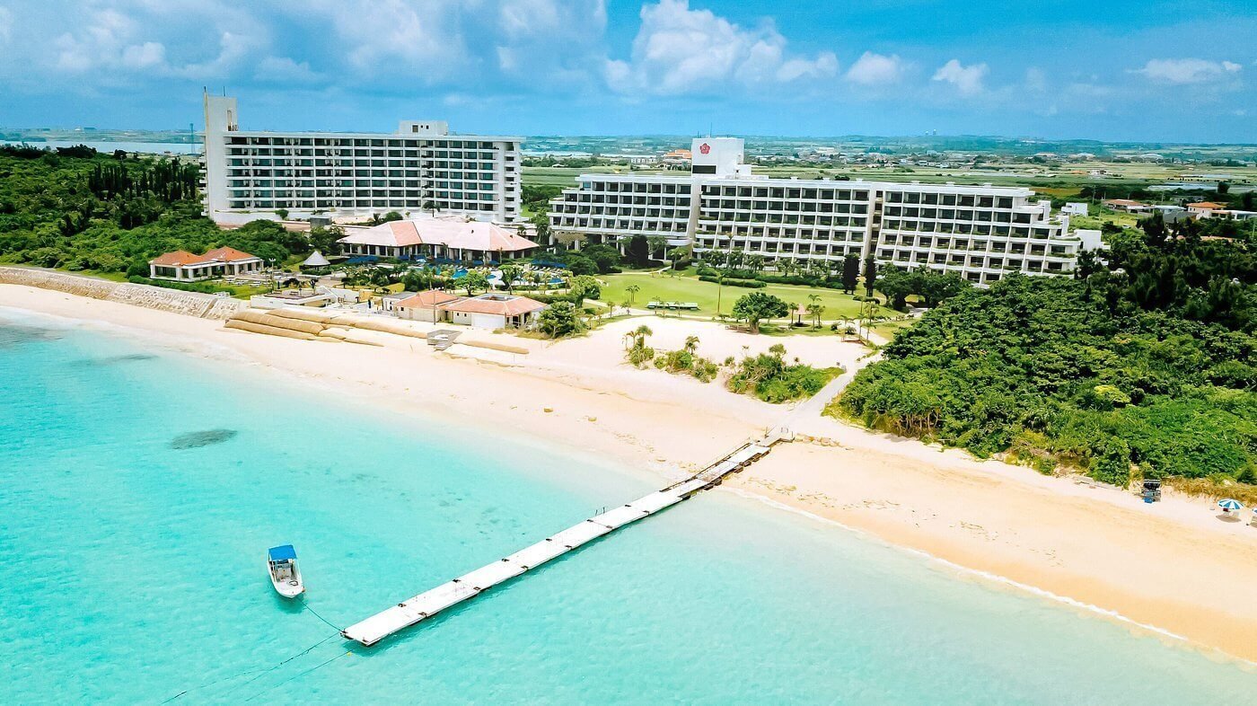 宮古島住宿推薦：緊鄰白色沙灘的大型豪華海景度假村與休閒空間。
