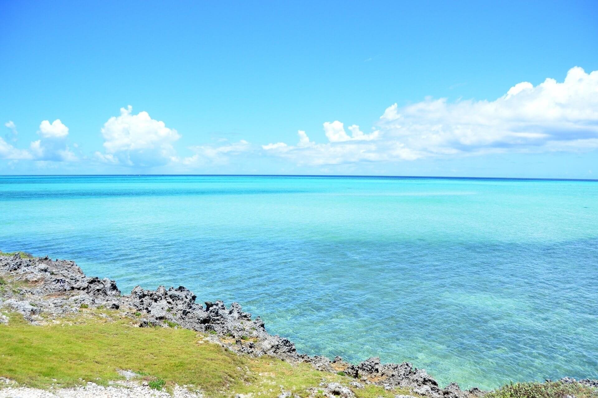 宮古島自由行必看海景：從懸崖邊俯瞰清澈見底的漸層色「宮古藍」海洋。