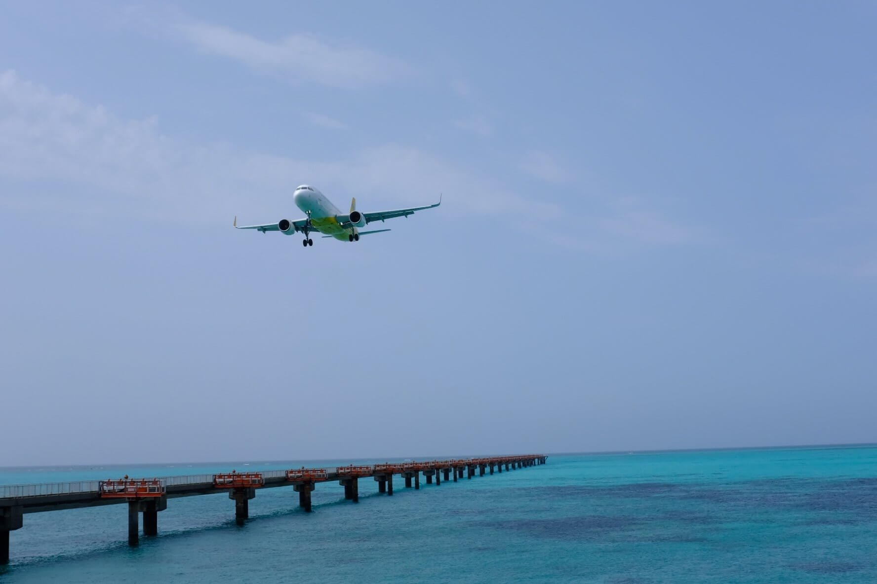 宮古島下地島機場 17END：近距離觀看飛機降落越過漸層海面的震撼畫面。