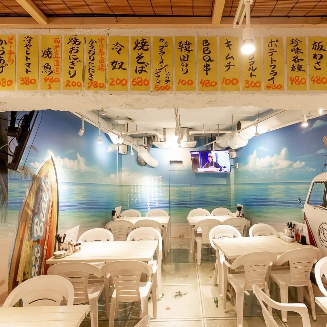 Soulmate Beach店內牆面以藍色海洋及沙灘壁畫做裝飾。