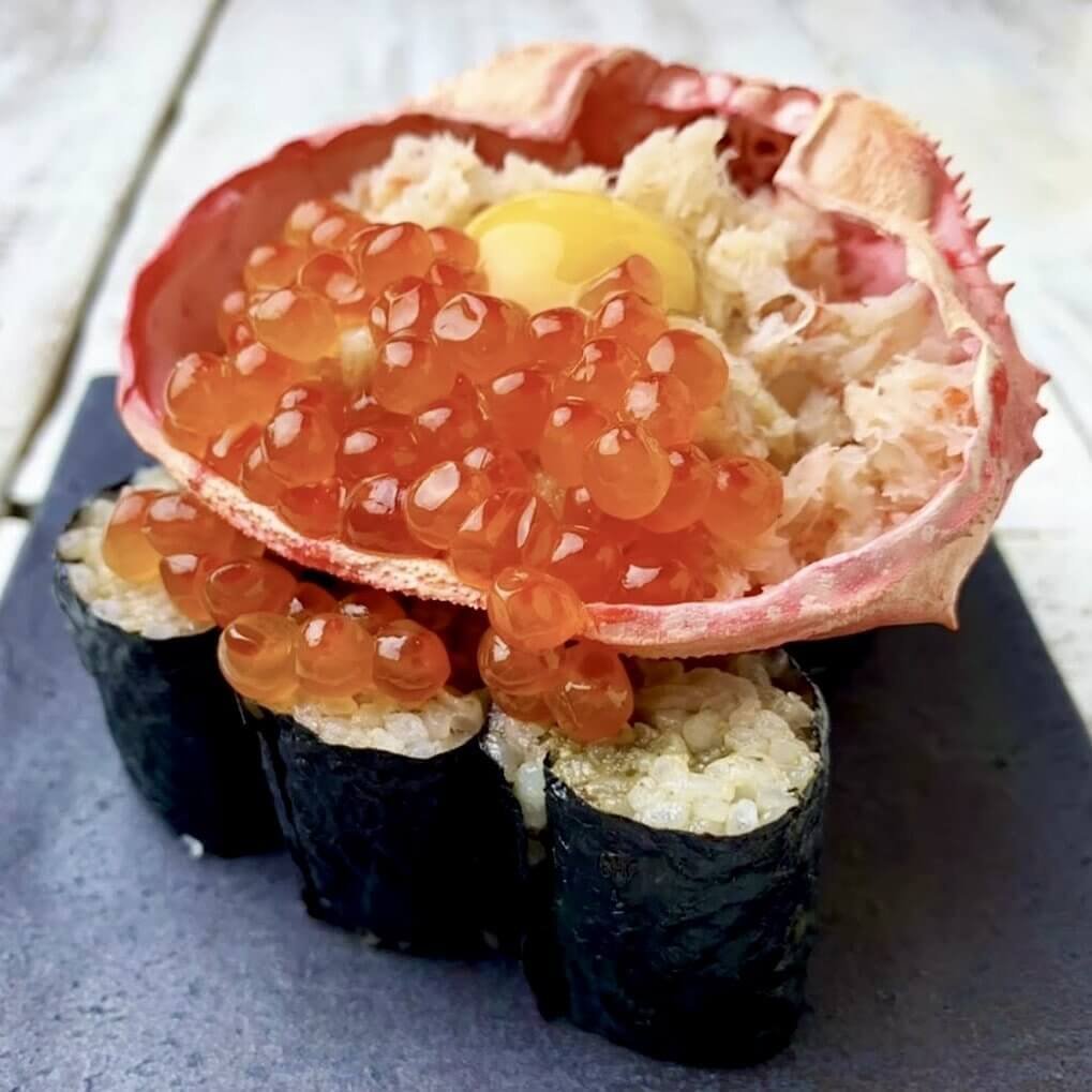 Sushi Ebisu 新宿店：海味雙雄在這裡正面對決，彈牙蝦肉與細緻蟹肉交織出鮮甜風暴，每一口都充滿驚喜層次。這不僅是店內的視覺擔當，更是讓味蕾尖叫的鮮味炸彈！