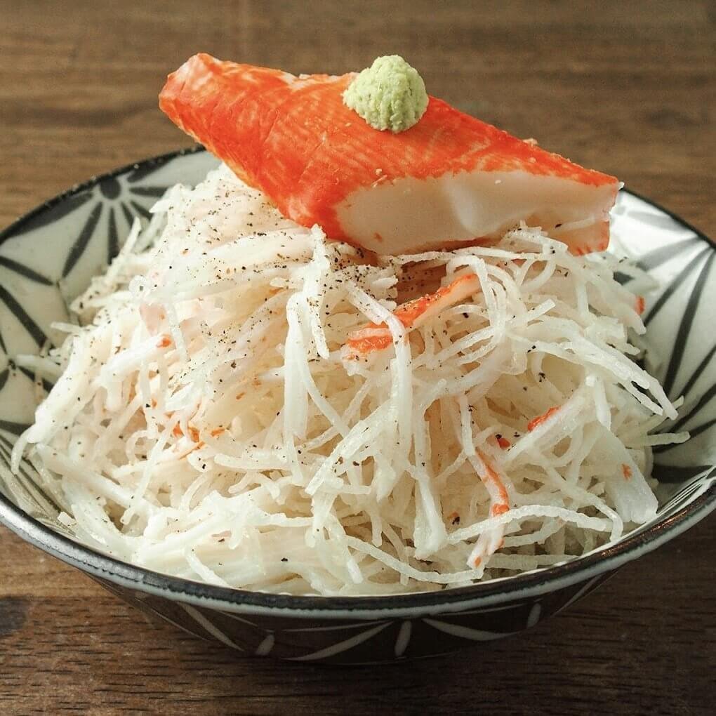 Sushi Ebisu 新宿店：在享受濃郁的和牛與燒肉之間，這份蟹肉棒沙拉是最佳的轉場。