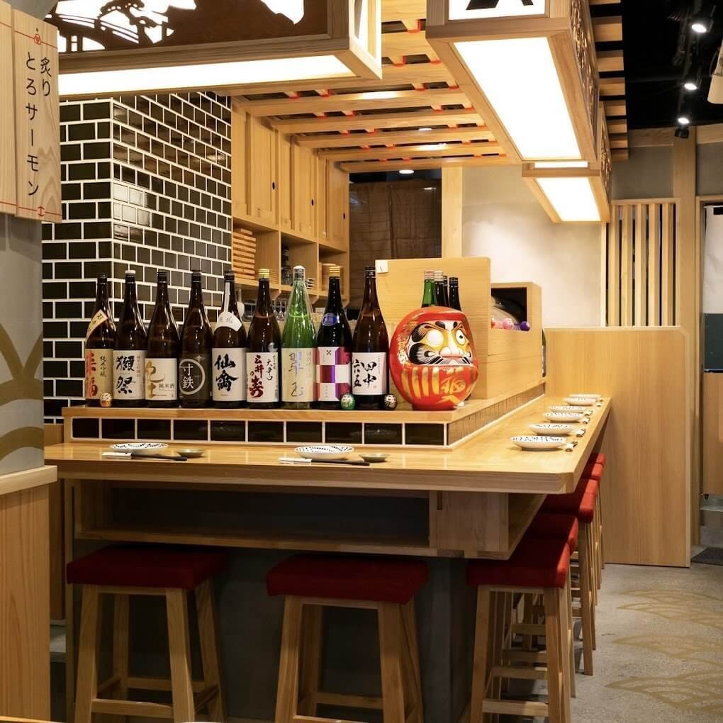 Sushi Ebisu 新宿店：店裡是日式風格設計，還有日劇中會看到的吧檯。