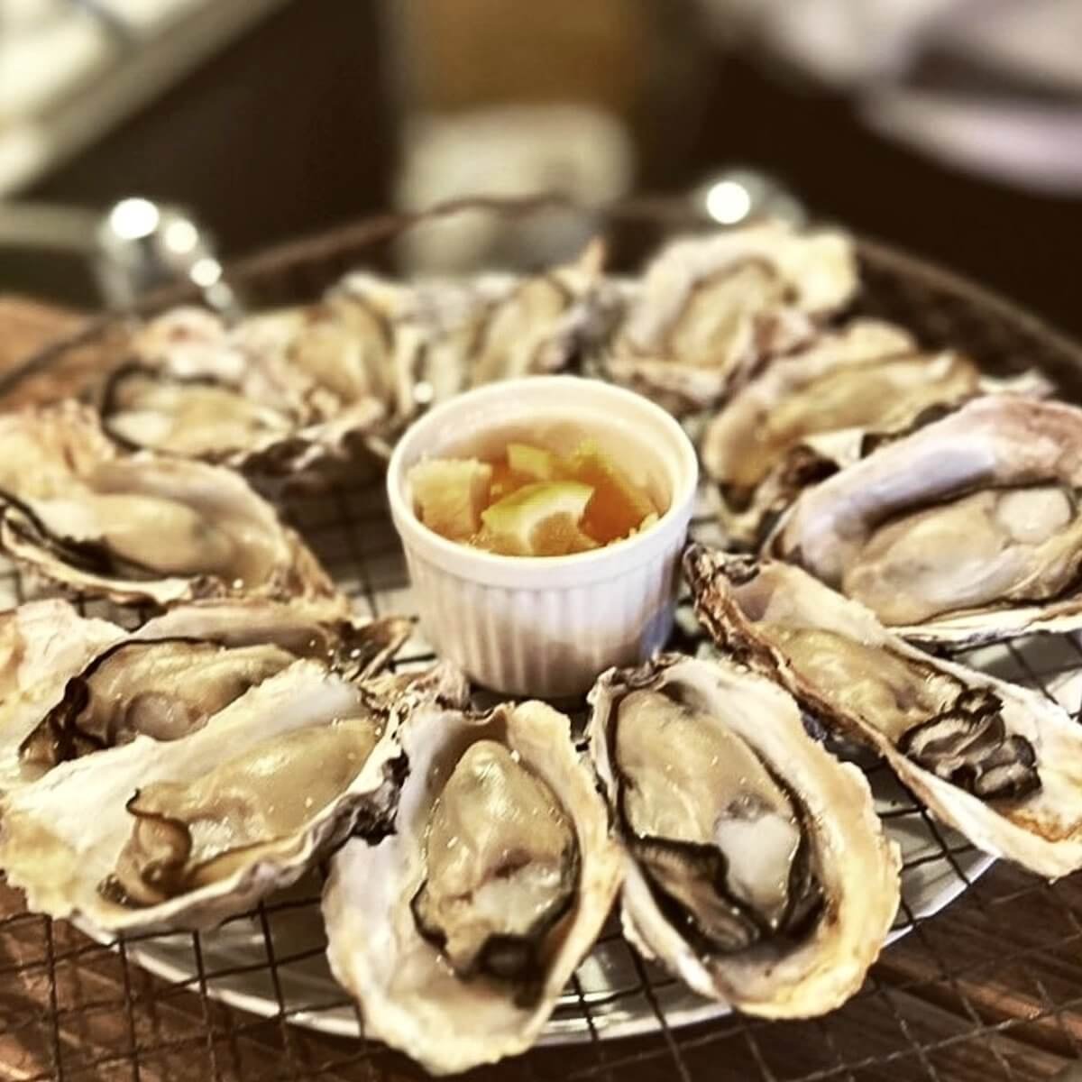 TOKYO KAKI STAND 澀谷道玄坂本店嚴選極品牡蠣，並透過職人精湛的技法演繹出多變的美味姿態。