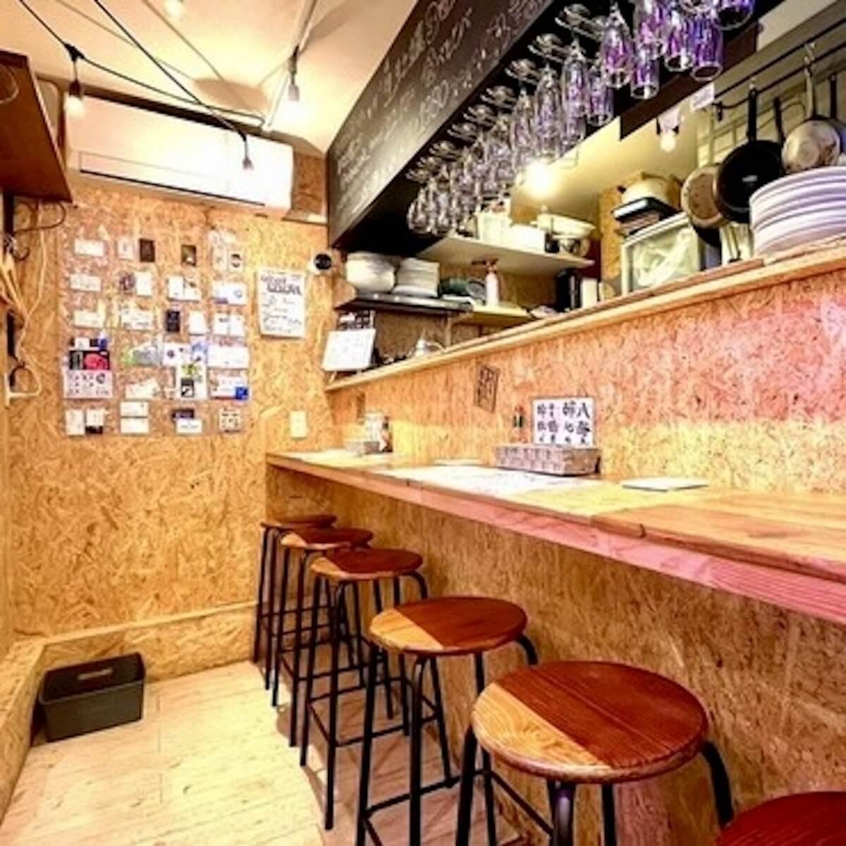 TOKYO KAKI STAND 澀谷道玄坂本店用餐環境熱鬧而充滿活力，特別適合觀看體育賽事。