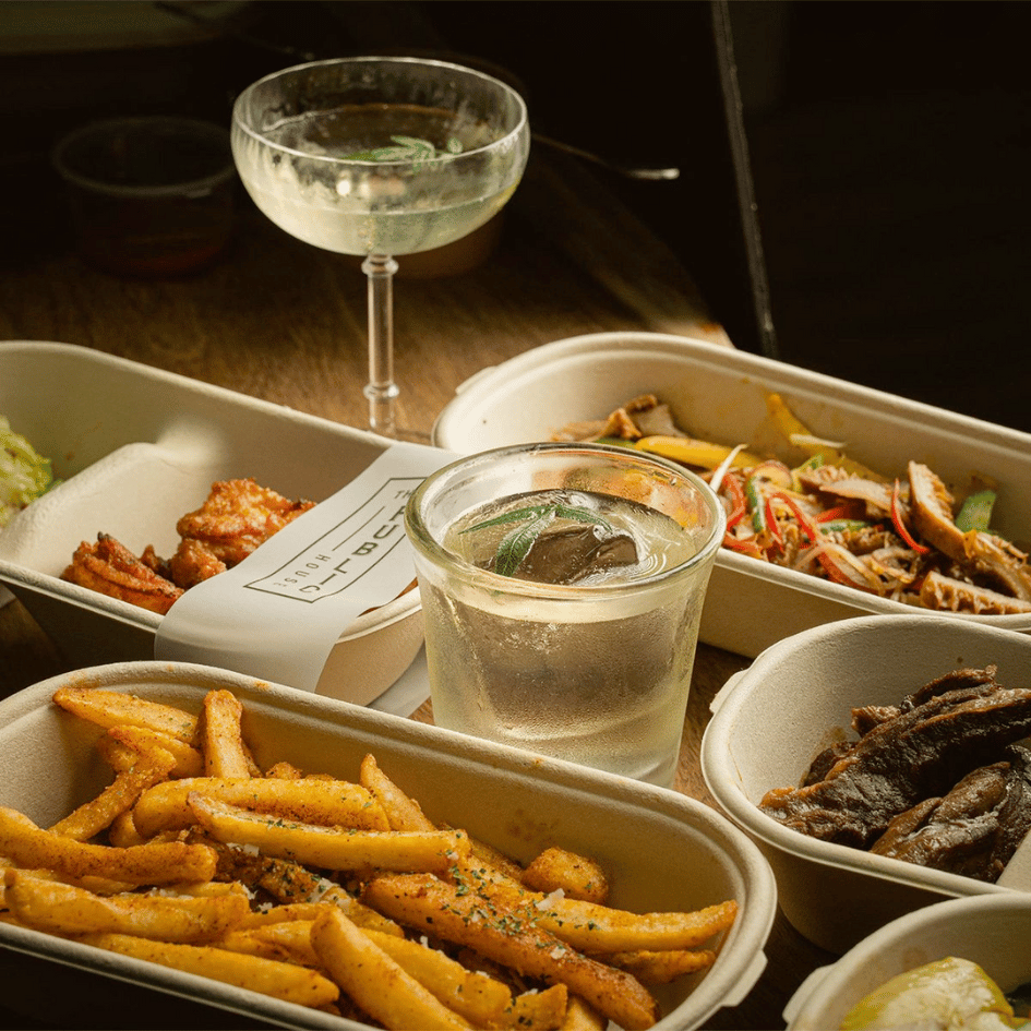 The Public House 豐富下酒菜餐點，包含香脆薯條、滷味與精緻調酒，呈現英式酒吧美食風格