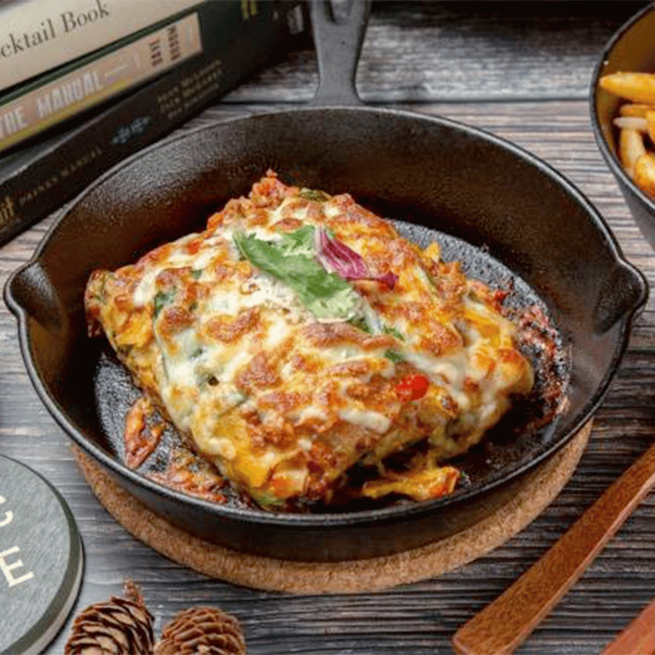 The Public House 熱騰騰的鐵鍋千層麵美食，金黃起司焦香誘人，台北深夜食堂餐點推薦