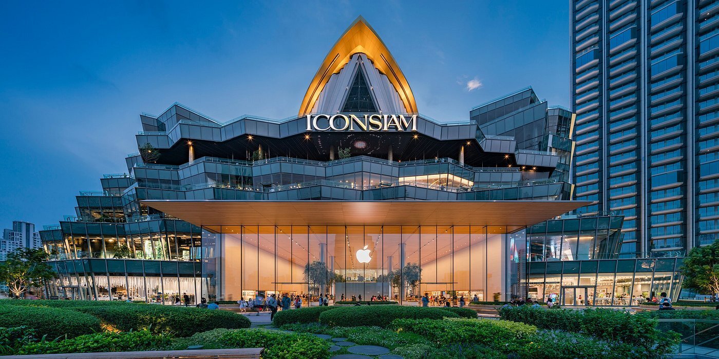 曼谷 ICONSIAM 暹羅天地建築外觀全景，包含透明玻璃 Apple Store 旗艦店與河濱公園綠地