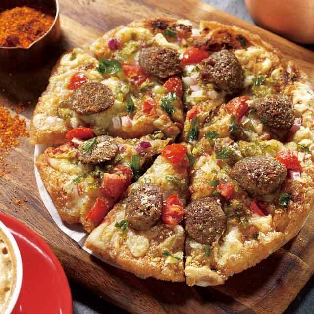 YABI 新品拉餅有著千層的酥脆口感，搭配微辣牛肉丸，非常開胃