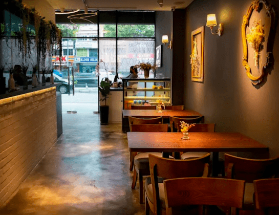 De'10 Kitchen & Bar