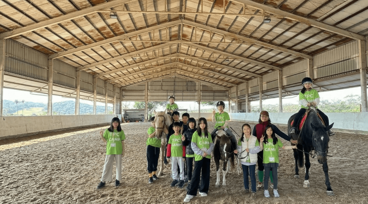 【升小二~國二｜五天四夜】小小馬術師冬令營：專業馬術 X 餵食動物 X 桌遊競賽
