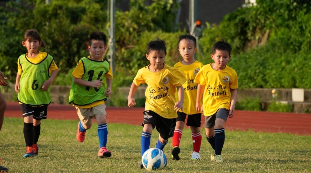 【5~18歲｜迎風河濱公園】熱血足球五日半天夏令營，環遊世界足球之旅！