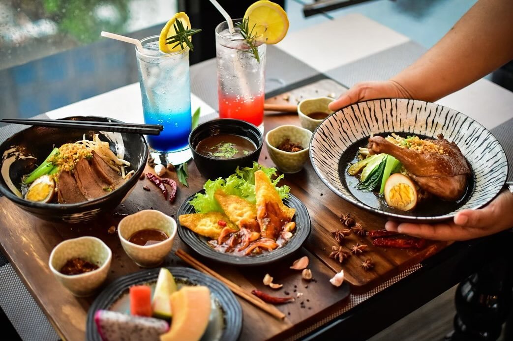 โคลเวอร์ สกายบาร์แอนด์เรสเทอรองท์ @ โฮเทล โคลเวอร์ อโศก (Clover Sky Bar & Restaurant @ Hotel Clover Asoke)