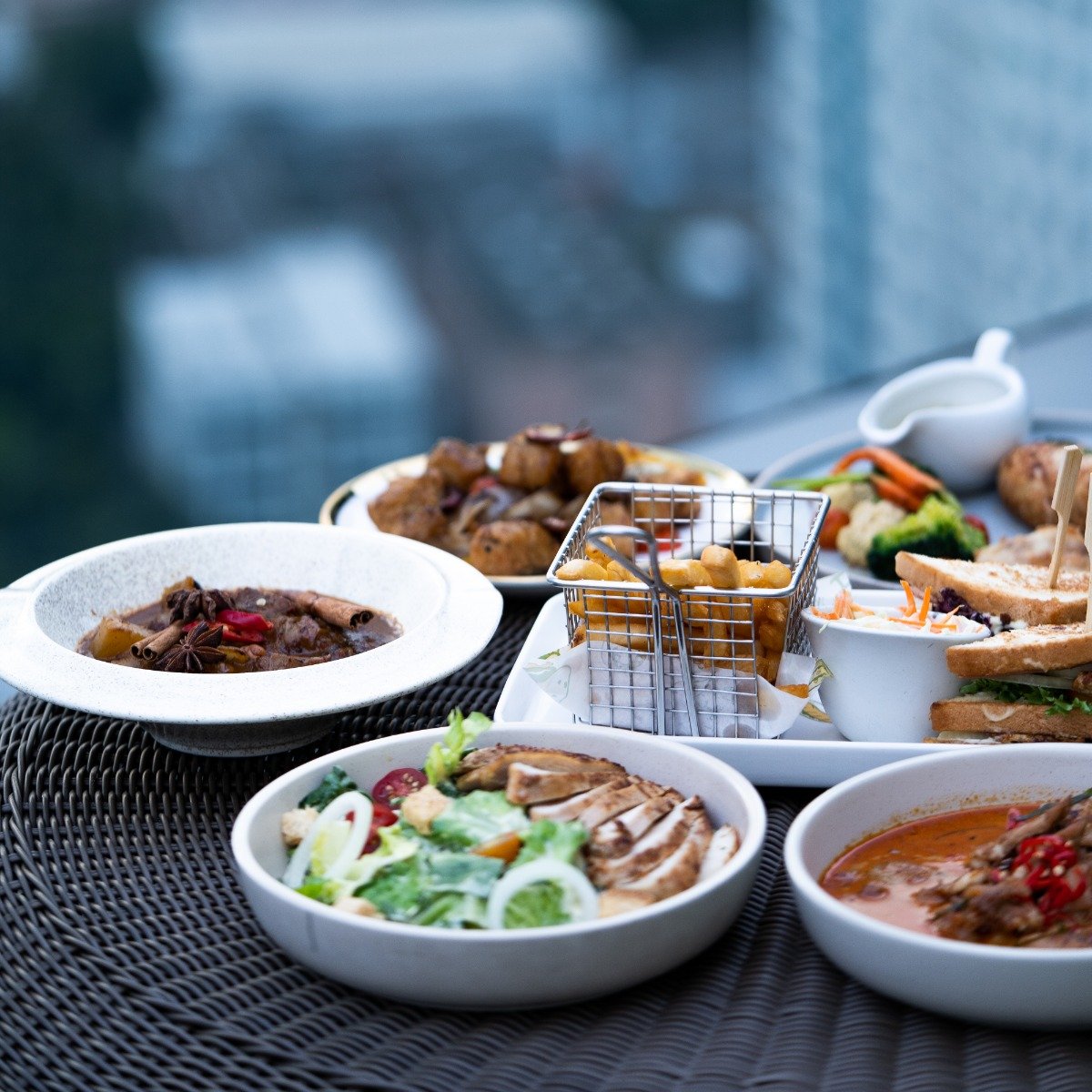 ไฮ สตรีทส์ รูฟท็อป @ ไอบิส สไตล์ แบงคอก สุขุมวิท พระโขนง (High Streats Rooftop @ Ibis Styles Bangkok Sukhumvit Phra Khanong)