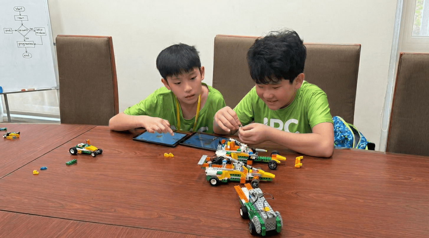 【升小二~國二｜龍潭】無人機暨程式積木五天過夜夏令營：無人機 X 程式積木 X 小人國戶外教學